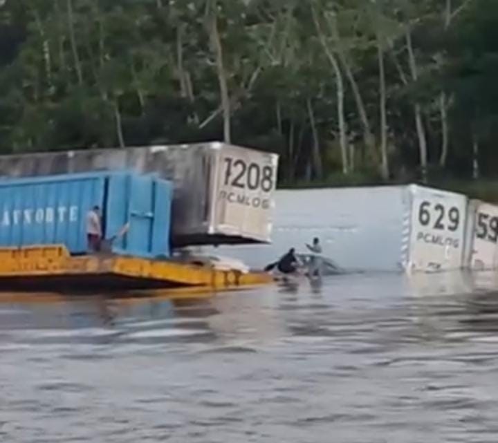 Balsa com contêineres afunda no rio Amazonas próximo à comunidade Brasília, em Parintins