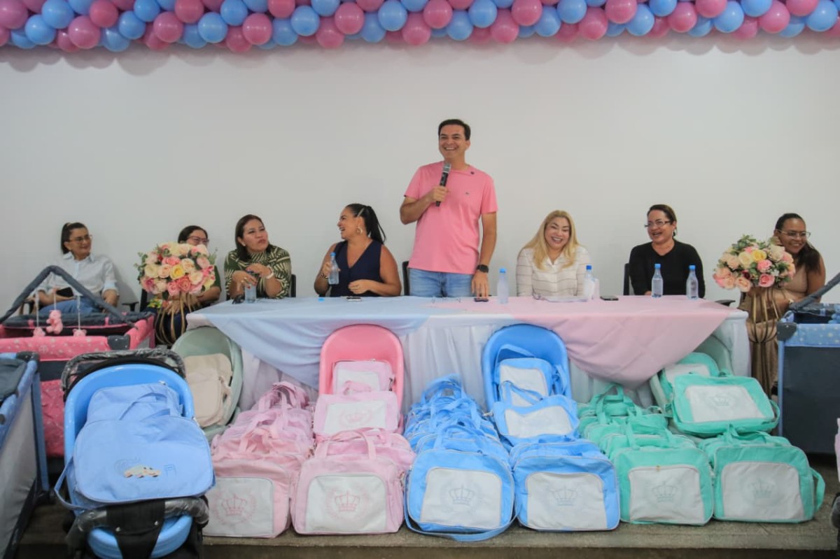 Mateus Assayag entrega 200 kits bebê do Programa “Carinho de Mãe”