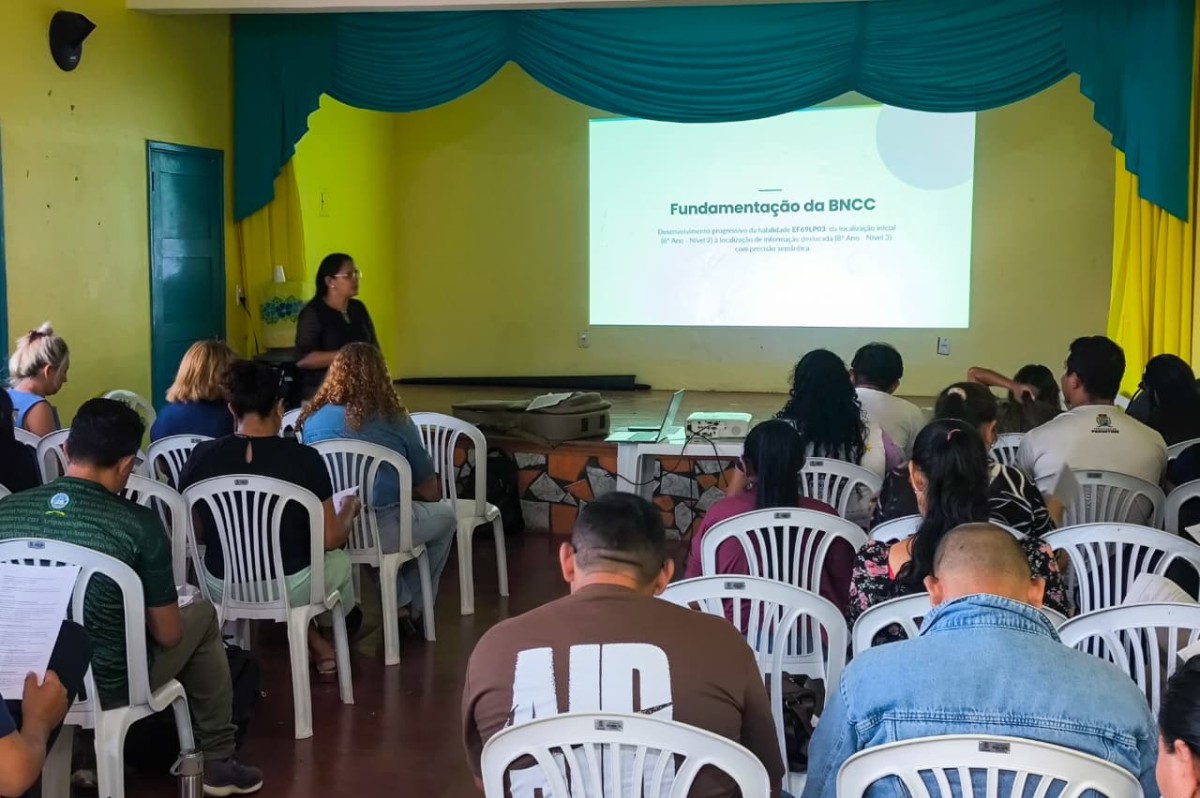 Semed realiza encontro formativo com professores de Língua Portuguesa