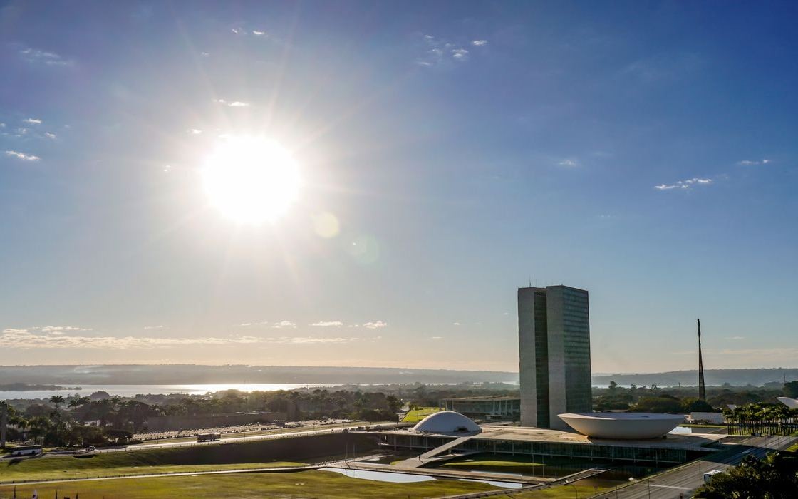 Congresso vota nesta semana fim da escala 6x1 e da 'taxa das blusinhas'
