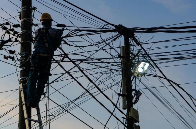 MP investiga troca de cabos da rede elétrica por fiação de alumínio em Manaus