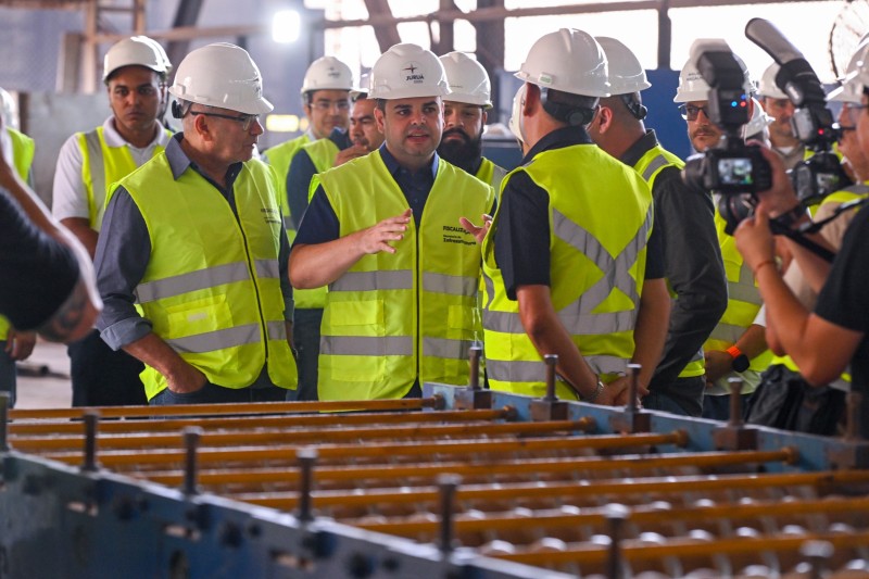Roberto Cidade inspeciona construção de terminais flutuantes para comunidades do interior do Amazonas