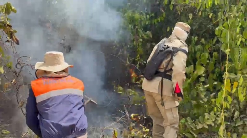 Bombeiros combatem incêndio no Zé Açu e registram outras queimadas em Parintins