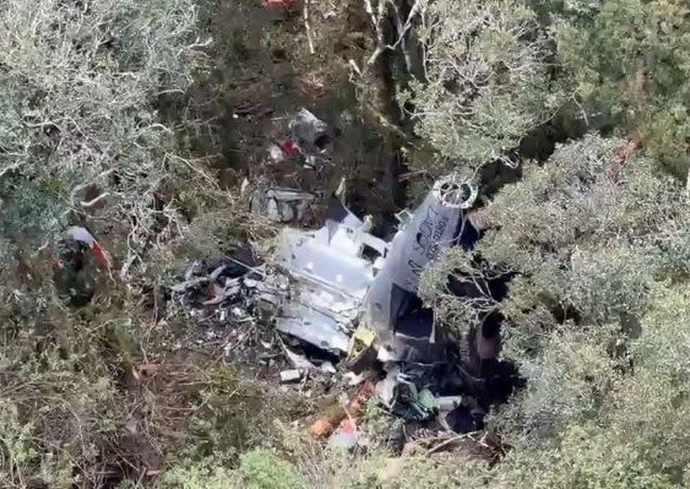 Bombeiros encontram helicóptero com corpo do cantor Rick