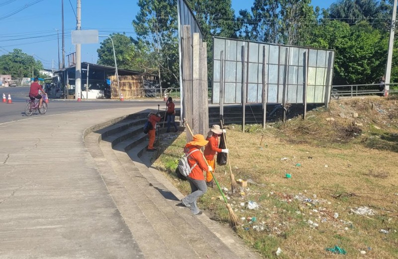 Vazante expõe resíduos nas orlas e Prefeitura intensifica limpeza em Parintins
