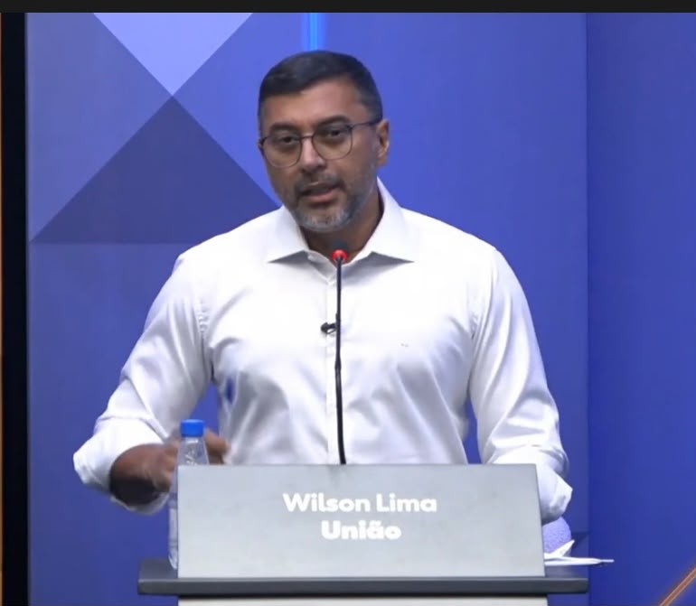 Wilson Lima apresenta propostas e questiona adversários durante debate ao Senado
