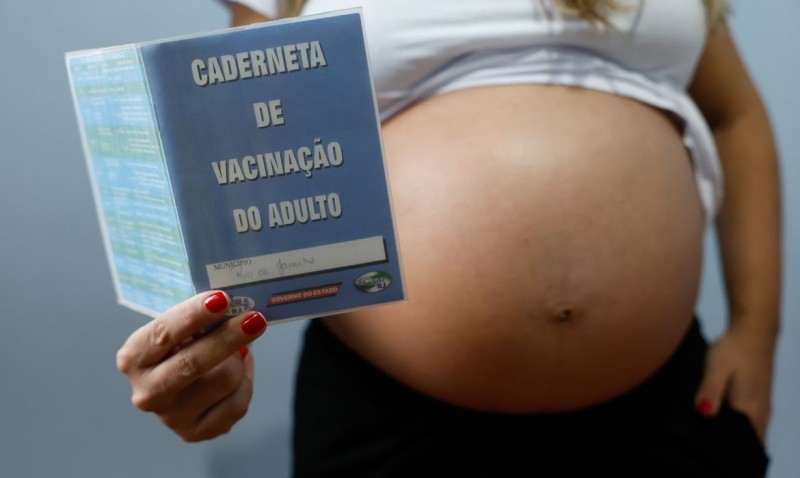 Baixa vacinação contra gripe e covid aumenta risco para gestantes e bebês