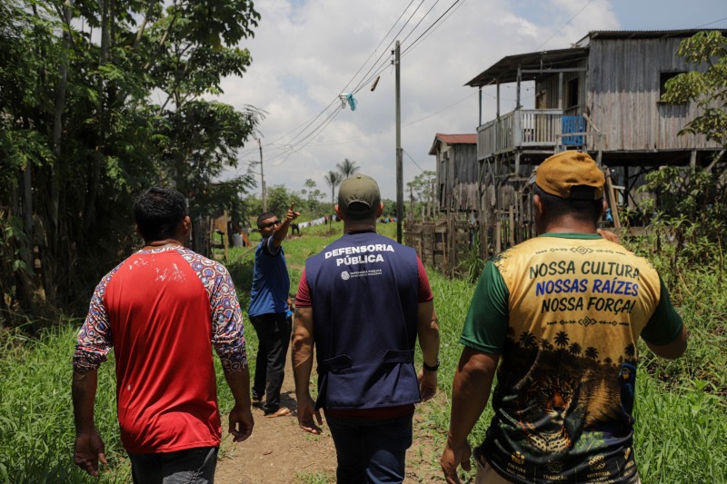 Defensoria visita famílias no Cacau Pirêra após anúncio de instalação de medidores de energia