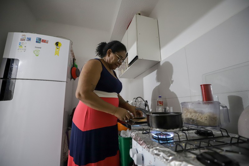 Sem energia e com a água racionada, moradora de residencial no Tarumã-Açu relata o peso da conta de luz sem tarifa social