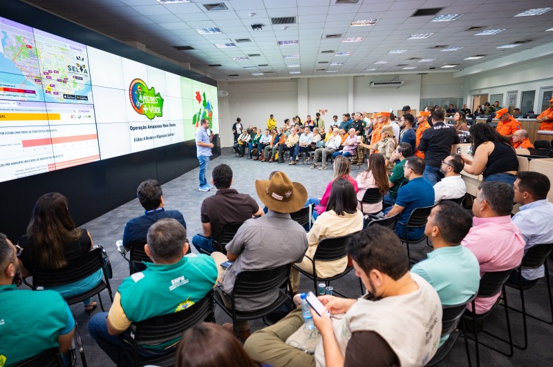 Roberto Cidade reúne ministros em Manaus para reforçar combate às queimadas no Amazonas