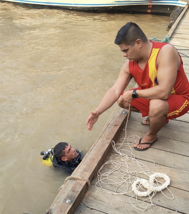Homem cai de rampa de barco e desaparece nas águas do Rio Amazonas, em Parintins