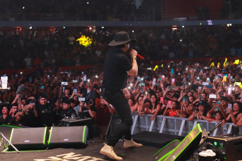 Natanzinho Lima e artistas locais comandam a grande festa dos 174 anos de Parintins no Bumbódromo