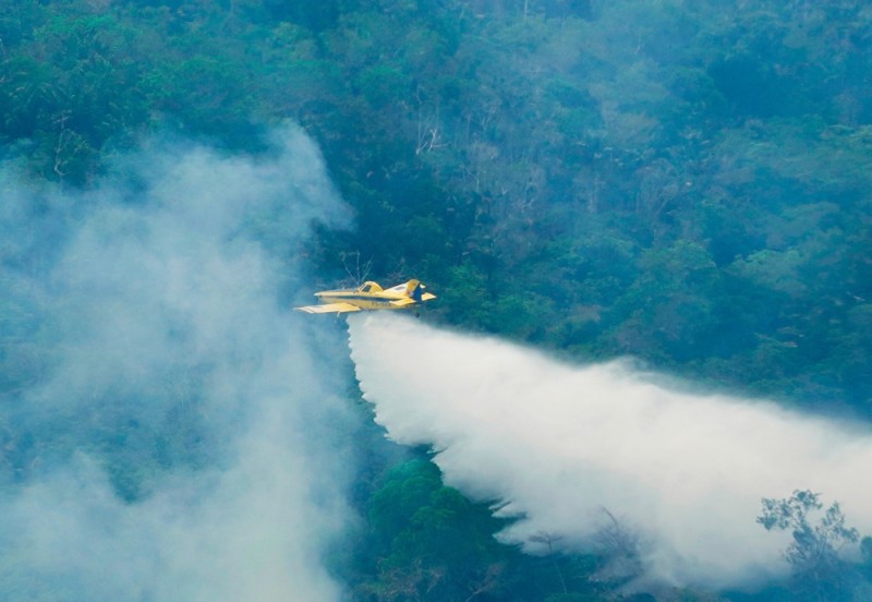 Aeronaves federais já lançaram mais de 1 milhão de litros de água contra incêndios no Amazonas