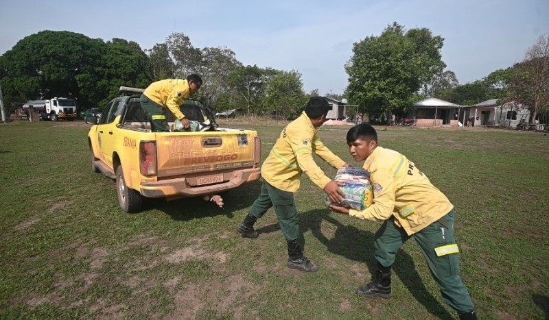 Incêndios deixam famílias indígenas sem alimentos e Ibama apoia entrega de cestas básicas no Amazonas