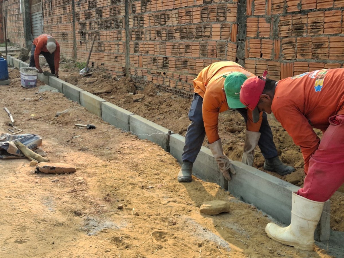 Serviços de infraestrutura avançam em diferentes bairros de Parintins