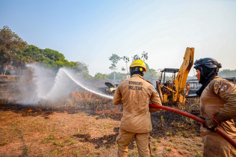 Bombeiros intensificam combate a incêndios após aumento de 540% nas ocorrências no Amazonas