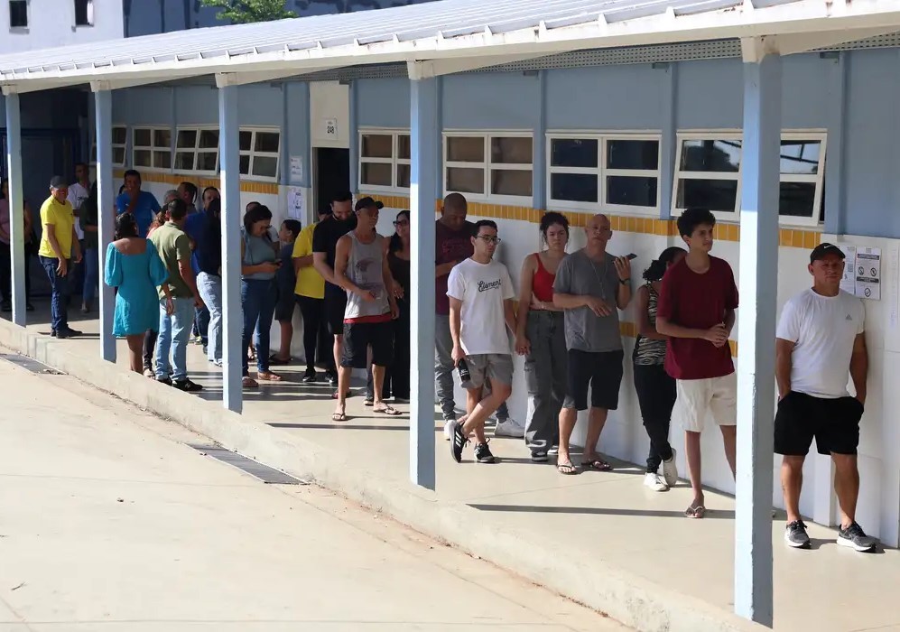Zanin manda ampliar horário de votação até as 19h em todo o país