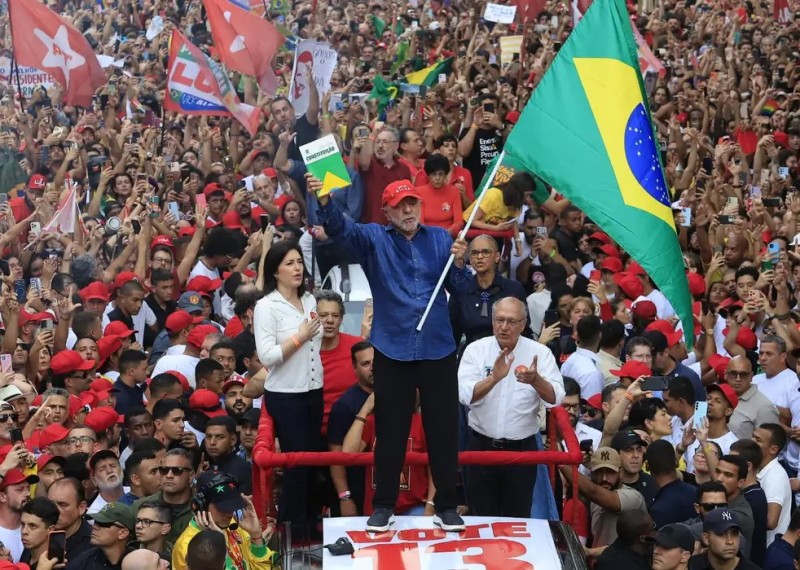 Lula derrota Flávio Bolsonaro, é reeleito e conquista quarto mandato como presidente do Brasil