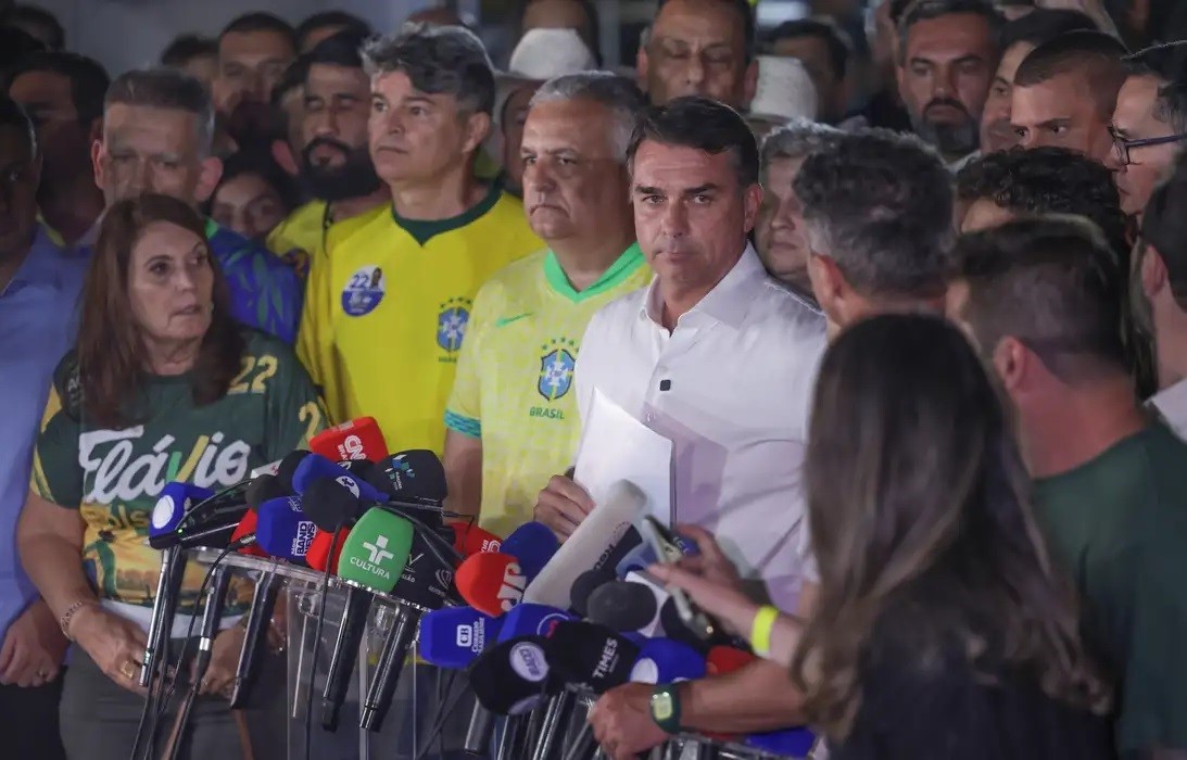 Moraes manda Flávio entregar passaporte e o proíbe de deixar o país