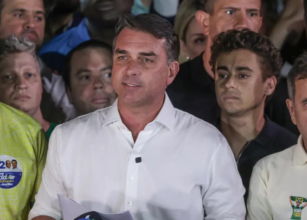 Polícia Federal cancela passaportes de Flávio Bolsonaro