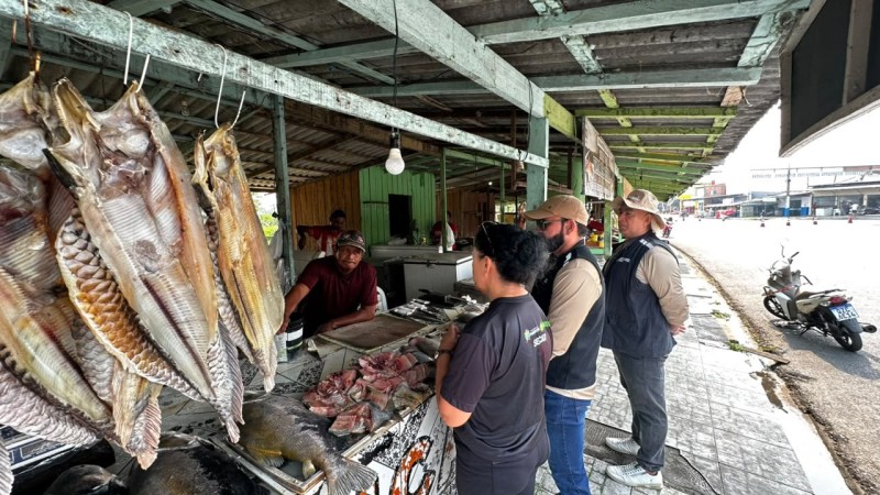 Secretarias municipais realizam ação conjunta de fiscalização e orientação na Feira do Peixe