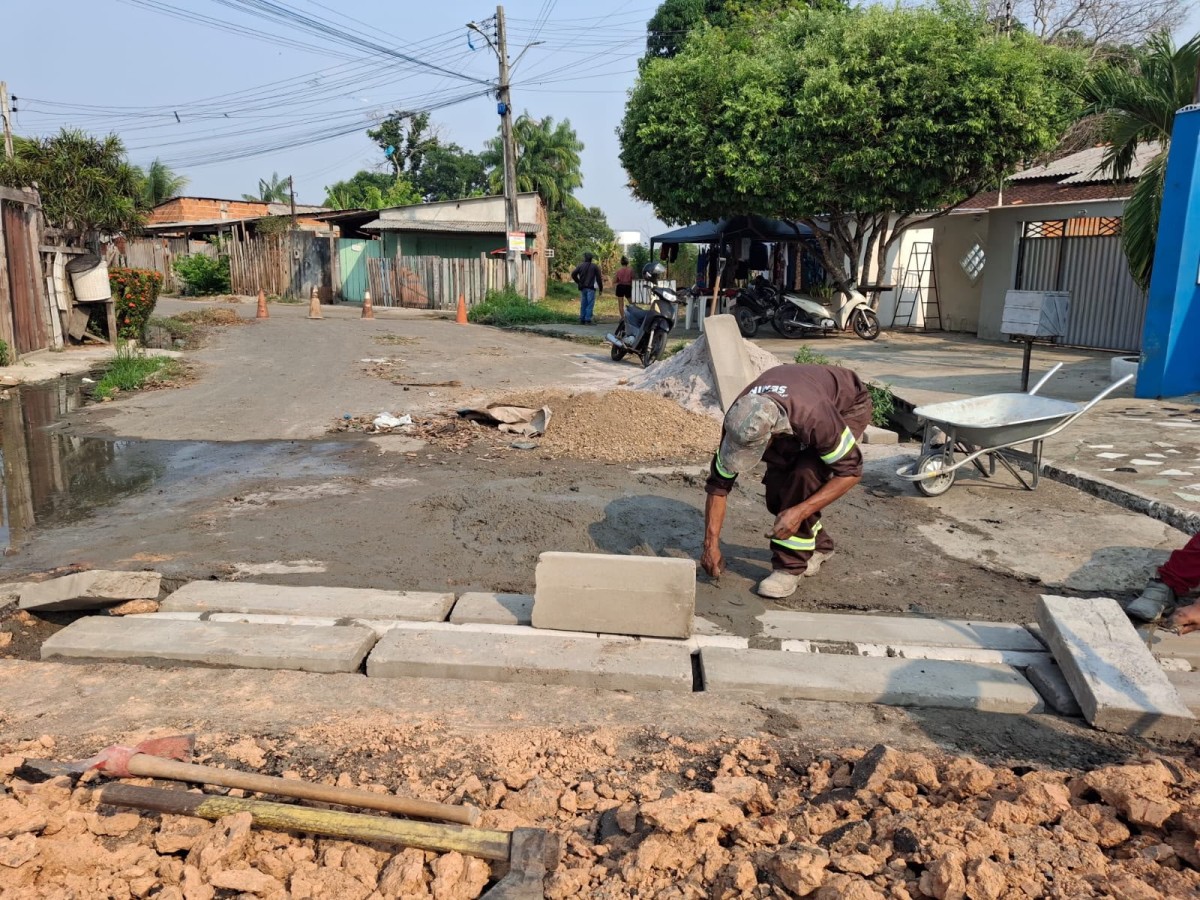 Construção de meio-fio e canaletas integra ações de infraestrutura em Parintins