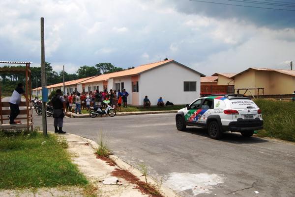 Famílias sorteadas no Residencial Parintins cobram entrega dos imóveis