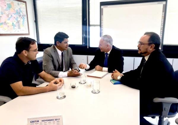 Bi Garcia reúne com diretores da Caixa Econômica e pede conclusão do Residencial Parintins
