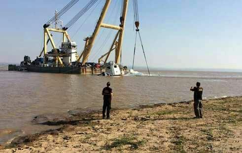 Depois de quatro meses da tragédia rebocador da Bertolini é içado e corpos serão retirados