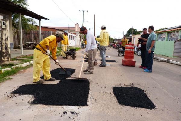 Governador Amazonino Mendes assina convênio para tapa buraco e recapeamento asfáltico