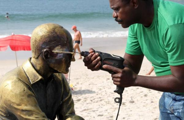 Estátua de Drummond na praia de Copacabana ganha novos óculos após vandalismo