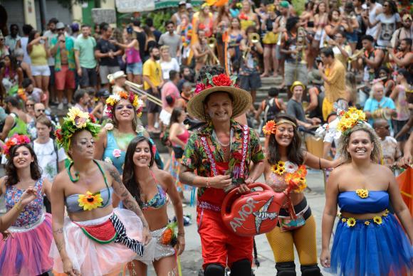 Carnaval deve atrair mais de 10 milhões de turistas e movimentar R$ 11 bilhões Carnaval deve atrair mais de 10 milhões de turistas e movimentar R$ 11 bilhões