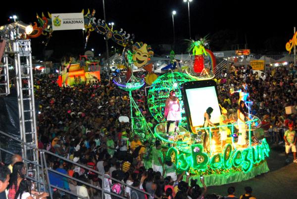 Os Belezuras invadem o Carnailha para alertar sobre a fixação exagerada do zap-zap 