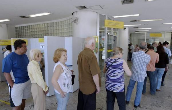 Aposentados e pensionistas do INSS têm até fevereiro para comprovar vida Aposentados e pensionistas do INSS têm até fevereiro para comprovar vida