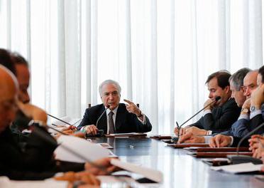 Conselhos aprovam intervenção federal na segurança do Rio de Janeiro Conselhos aprovam intervenção federal na segurança do Rio de Janeiro