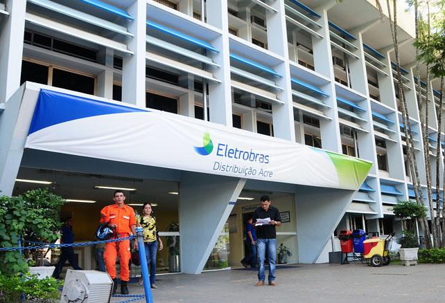 Eletrobras lança Plano de Demissão Consensual e quer desligar 3 mil funcionários Eletrobras lança Plano de Demissão Consensual e quer desligar 3 mil funcionários
