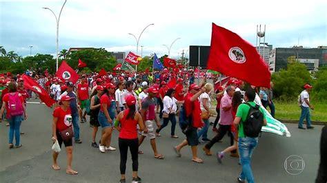 Em manifestações antes de julgamento, pessoas e entidades defendem democracia
