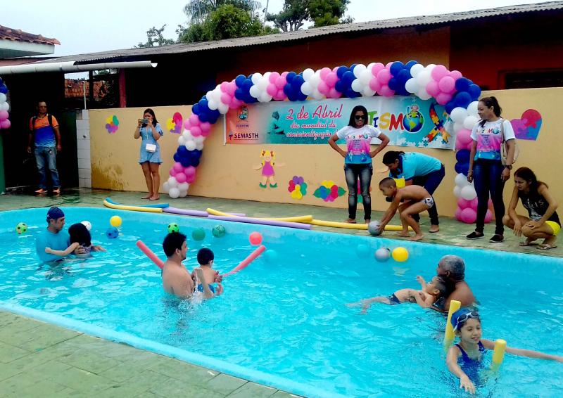 Programa de hidroterapia inicia atividades para atender crianças com transtorno do espectro autista em Parintins