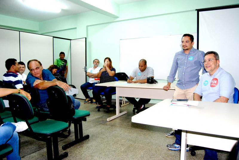 Cleinaldo Costa fecha campanha e reúne com alunos, técnico e professores da Uea Parintins 