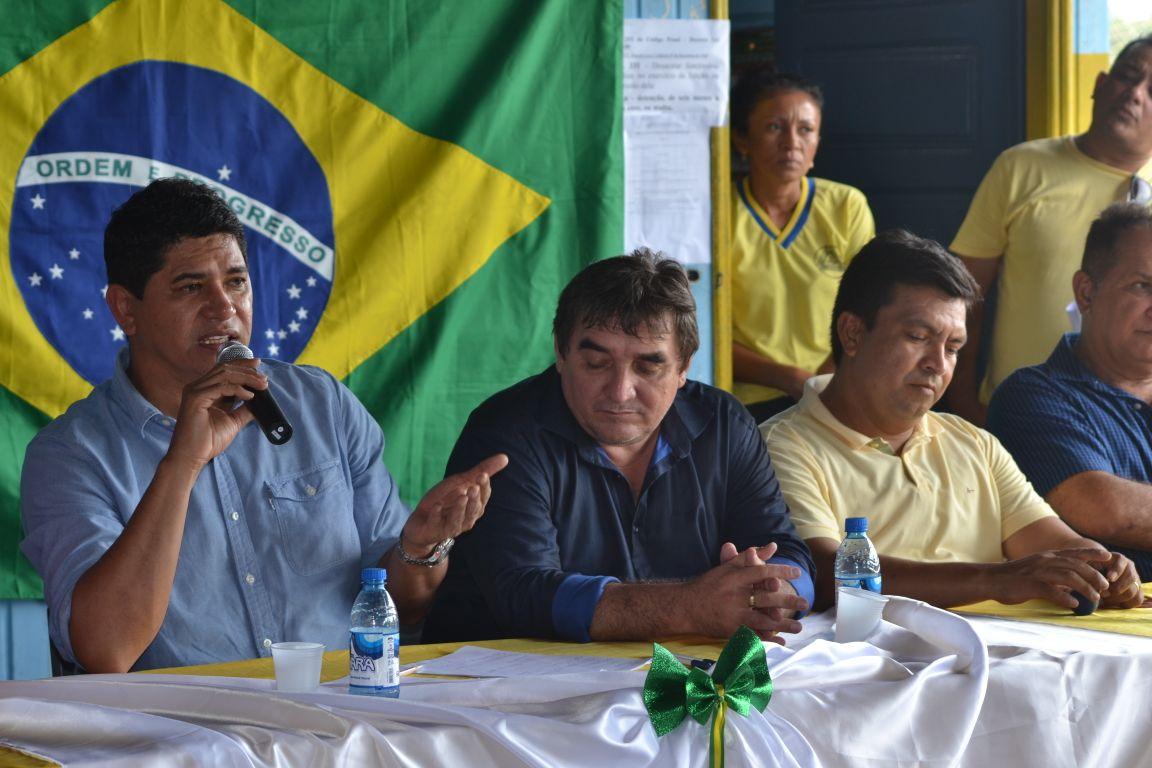 Parintins inaugura laboratório de informática com internet em escola da zona rural Parintins inaugura laboratório de informática com internet em escola da zona rural
