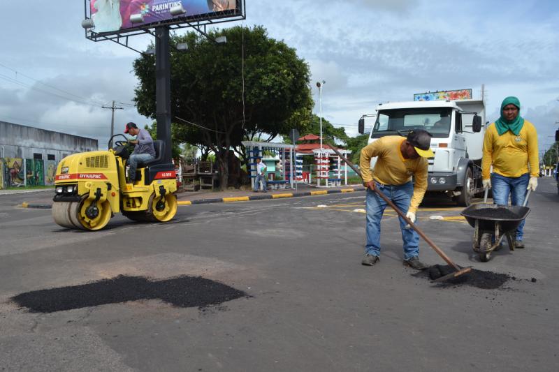 Operação tapa-buraco retomada pela Prefeitura Municipal de Parintins Operação tapa-buraco retomada pela Prefeitura Municipal de Parintins
