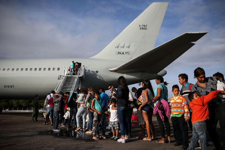 Venezuelanos que acampavam em Boa Vista são levados de praça para abrigos Venezuelanos que acampavam em Boa Vista são levados de praça para abrigos