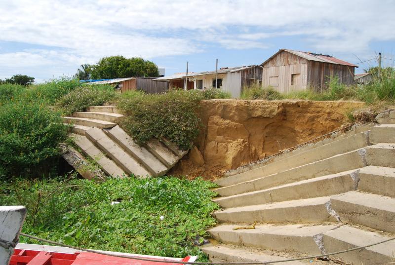 Parte da escadaria da orla do União comprometida e Prefeitura anuncia retomada das obras 