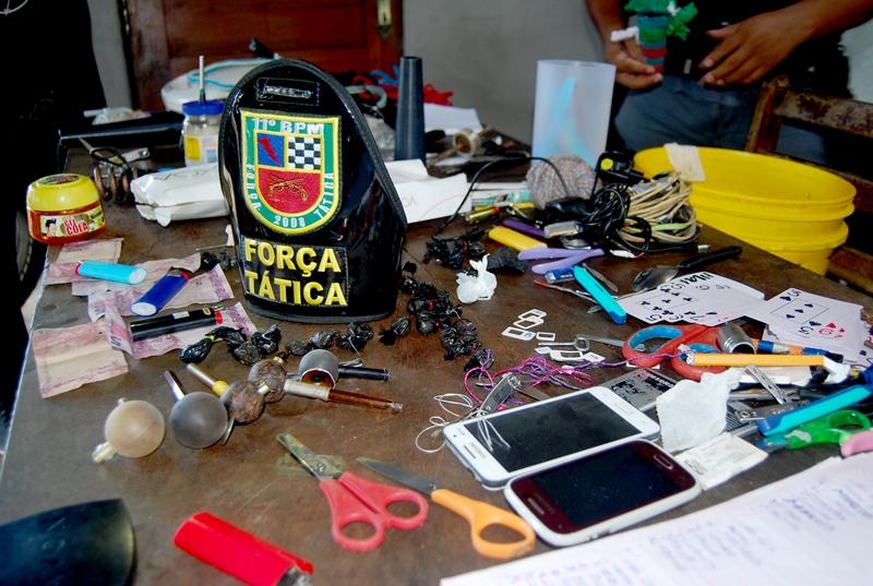 Polícia Militar apreende drogas, celulares, dinheiro e armas no Presídio de Parintins