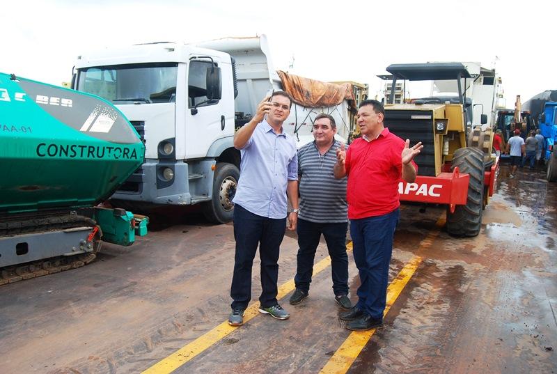 Parintins recebe R$ 19 milhões para recapeamento asfáltico e R$ 3,5 mil para operação tapa-buraco