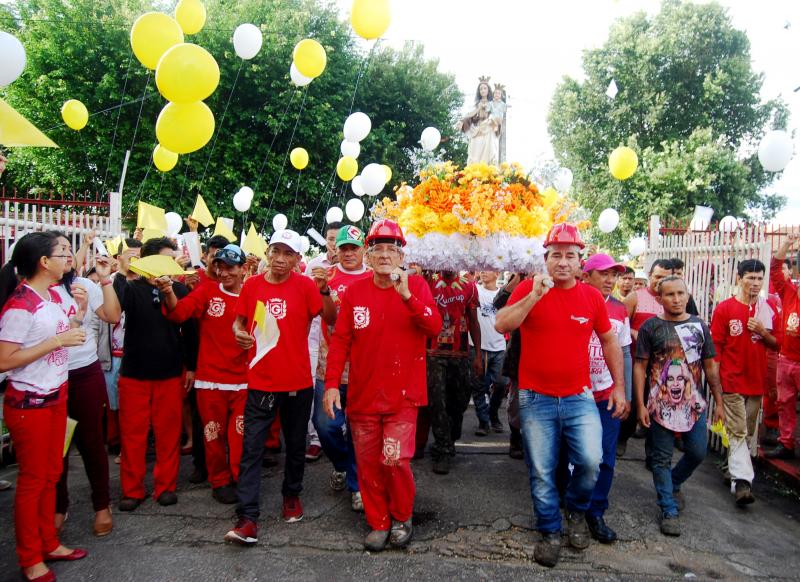 Nossa Senhora do Carmo recebida pelos artistas e diretores do Boi Garantido 