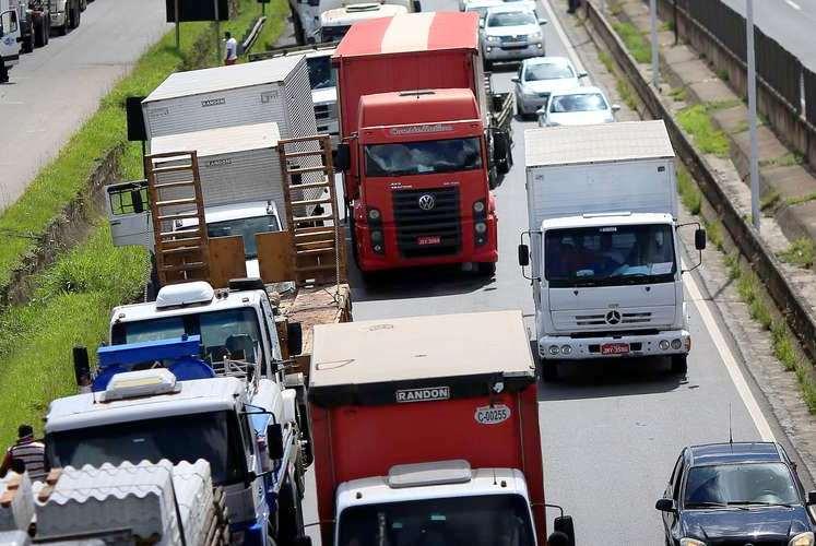 Caminhoneiros ameaçam nova greve se tabela de preços mínimos de frete for alterada
