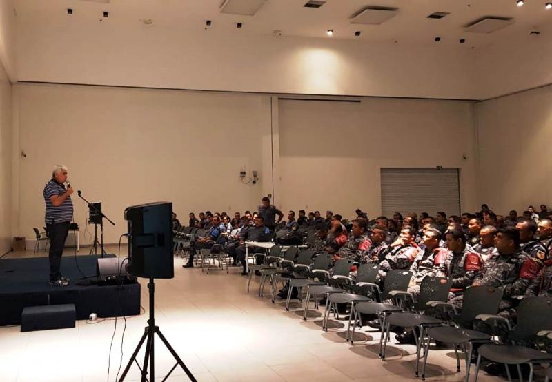 Policiais de Manaus recebem treinamento para atuar no Festival de Parintins 2018