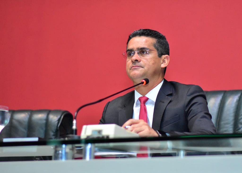 David apresenta Constituição do Estado e Regimento Interno atualizados