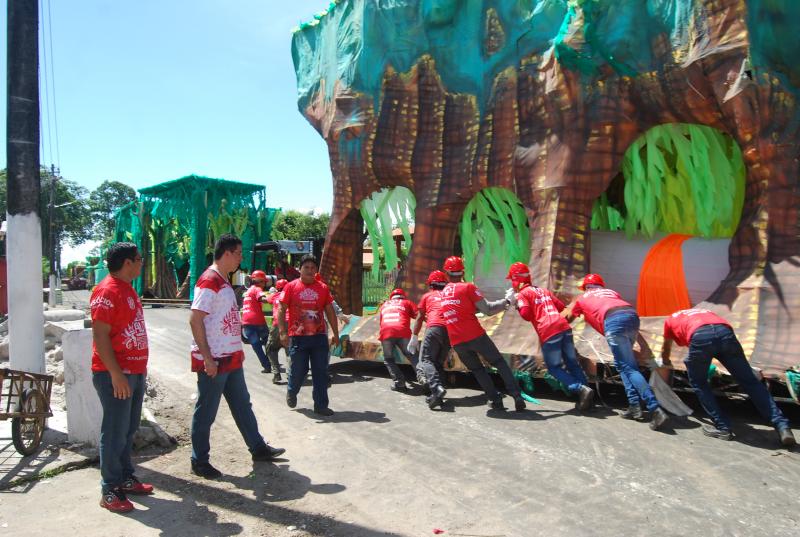  Garantido inicia transporte de alegorias para concentração no bumbódromo